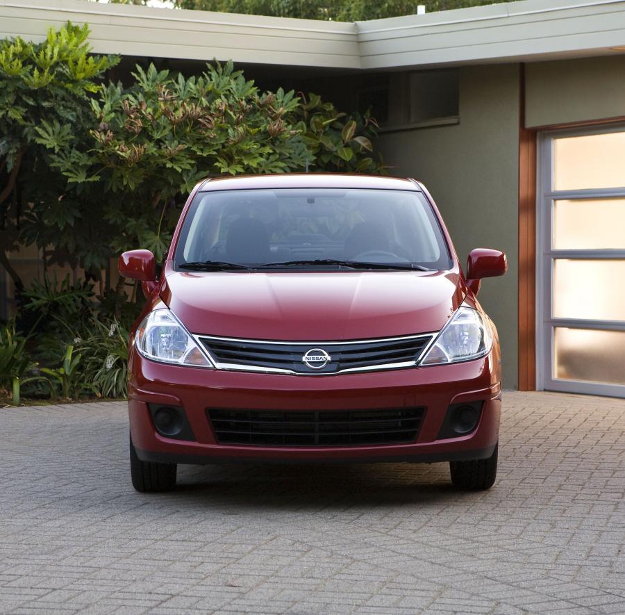  Nissan Versa 2010 года  (фото 28 из 35)
